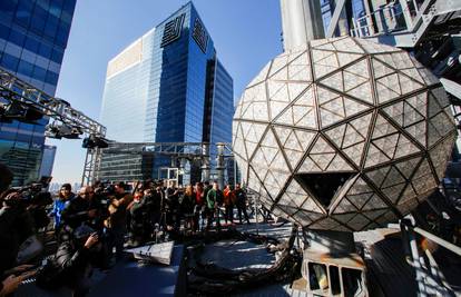 Radnici u New Yorku postavili novogodišnju kuglu od 5386 kg