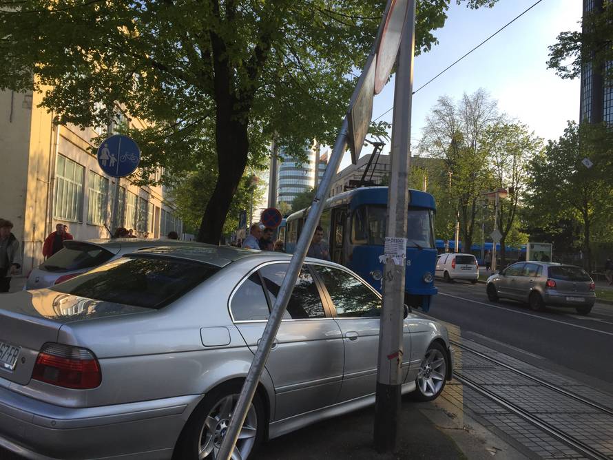 BMW je nepropisno parkirao, tramvaji nisu mogli prolaziti