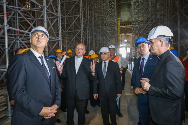 Zagreb: Premijer Plenković se sastao sa zagrebačkim nadbiskupom Draženom Kutlešom i obišao katedralu