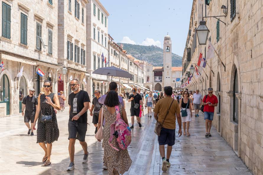 Dubrovnik:  Pune plaže i turističke gužve u gradu