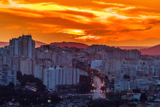 Mravince: Pogled na Split i zalazak sunca iza tmurnih oblaka