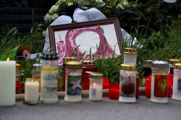 Graz: Dan nakon pokolja u školi brojni građani i učenici polažu cvijeće i pale svijeće za ubijene