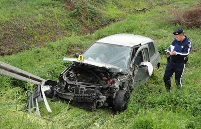 Vozačica Renaulta završila u jarku u sudaru s kamionom