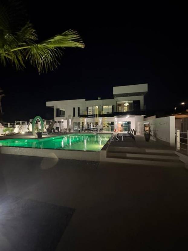 FOTO Luksuzni spektakl! Što mislite koliko stoji ova vila prvi red do mora u Novigradu?