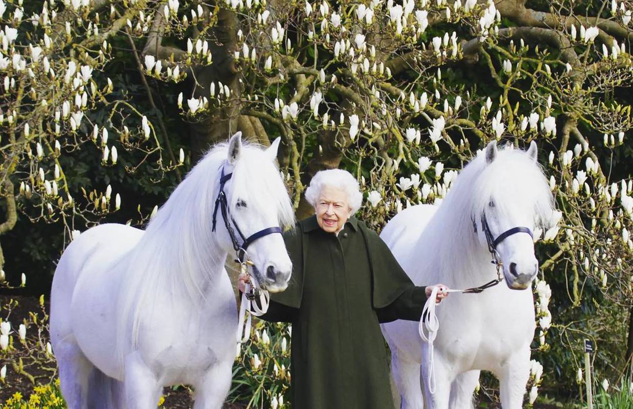 Kraljica Elizabeta obilježila 96. rođendan novom fotografijom, brzo je postala viralni hit