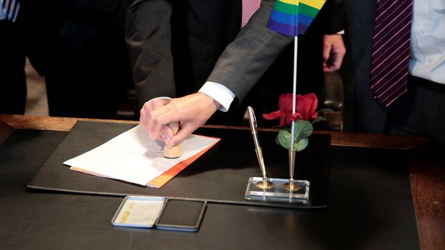 Njemačka: Istospolni bračni par po prvi put posvojio dijete