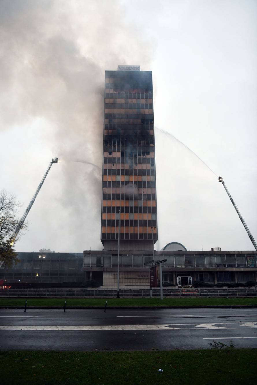 Zagreb: Nastavlja se gašenje Vjesnikovog nebodera, teška noć iza vatrogasaca