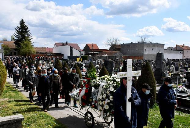 Pogreb djevojčice Nikoll na gradskom groblju u Novoj Gradiški