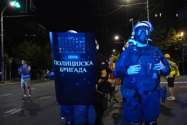 Beograd: Policija rastjerala građane koji su bili okupljeni u Ulici Kneza Miloša, nekoliko građana ozlijeđeno