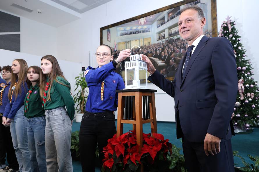 Zagreb: Betlehemsko svjetlo mira stiglo u Sabor 