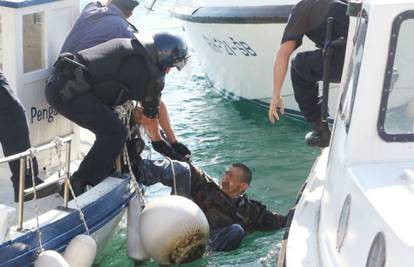 Muškarac je prijetio da će se spaliti, policija ga bacila u more