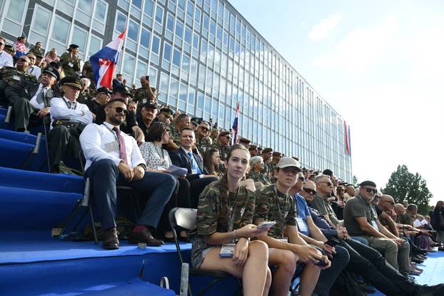 Zagreb: Uzvanici iz lože prate svečani vojni mimohod u povodu 30. obljetnice VRO Oluja
