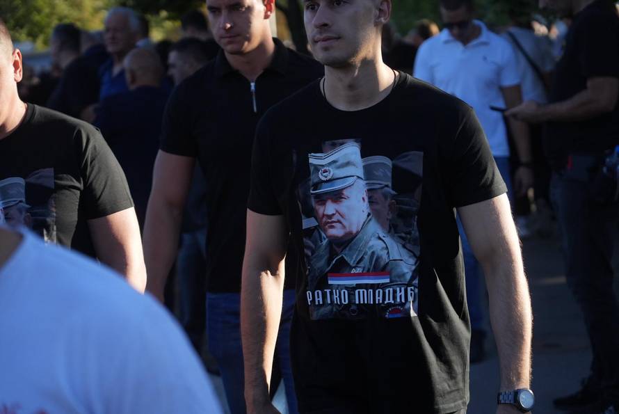 Beograd: Brojni građani došli odati počast ratnom zločincu Ratku Mladiću
