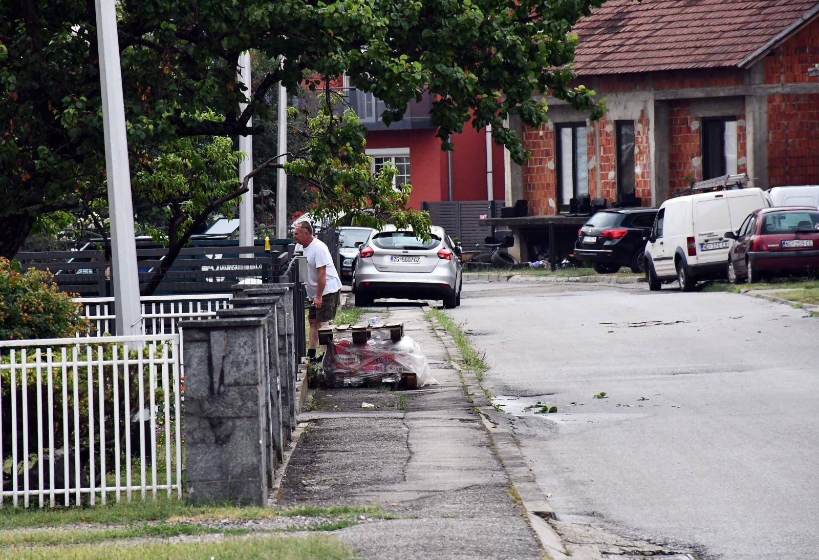 Nova Gradiška: Stanovnici saniraju posljedice jučerašnjeg nevremena