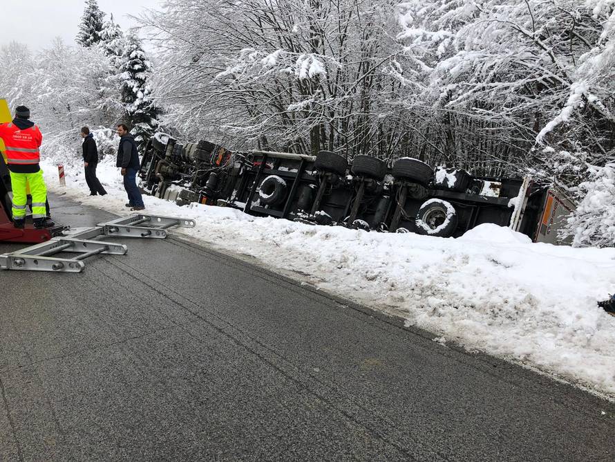 Prevrnuti kamion izvlačili su četiri sata s čak tri dizalice