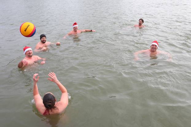 Karlovac: Zimsko kupanje u rijeci Korani