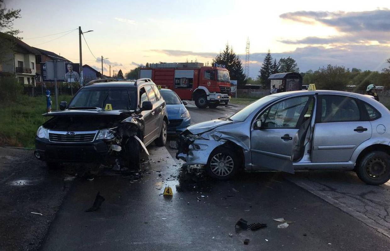 Dvoje ozlijeđenih u sudaru četiri automobila u Petrinji