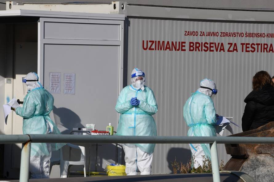 Pojačana testiranja na COVID-19 ispred šbenske opće bolnice