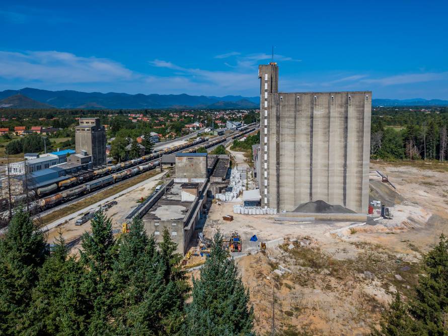 Fotografije iz zraka ilegalnog odlagališta otpada u Gospiću