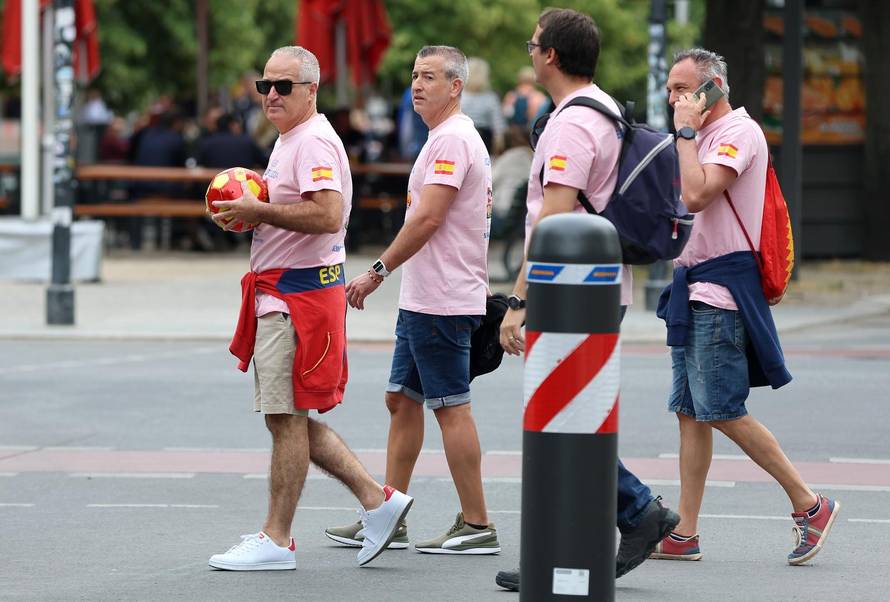 Berlin: Pored Fan zone blizu Brandenburških vrata počeli su se okupljati hrvatski navijači