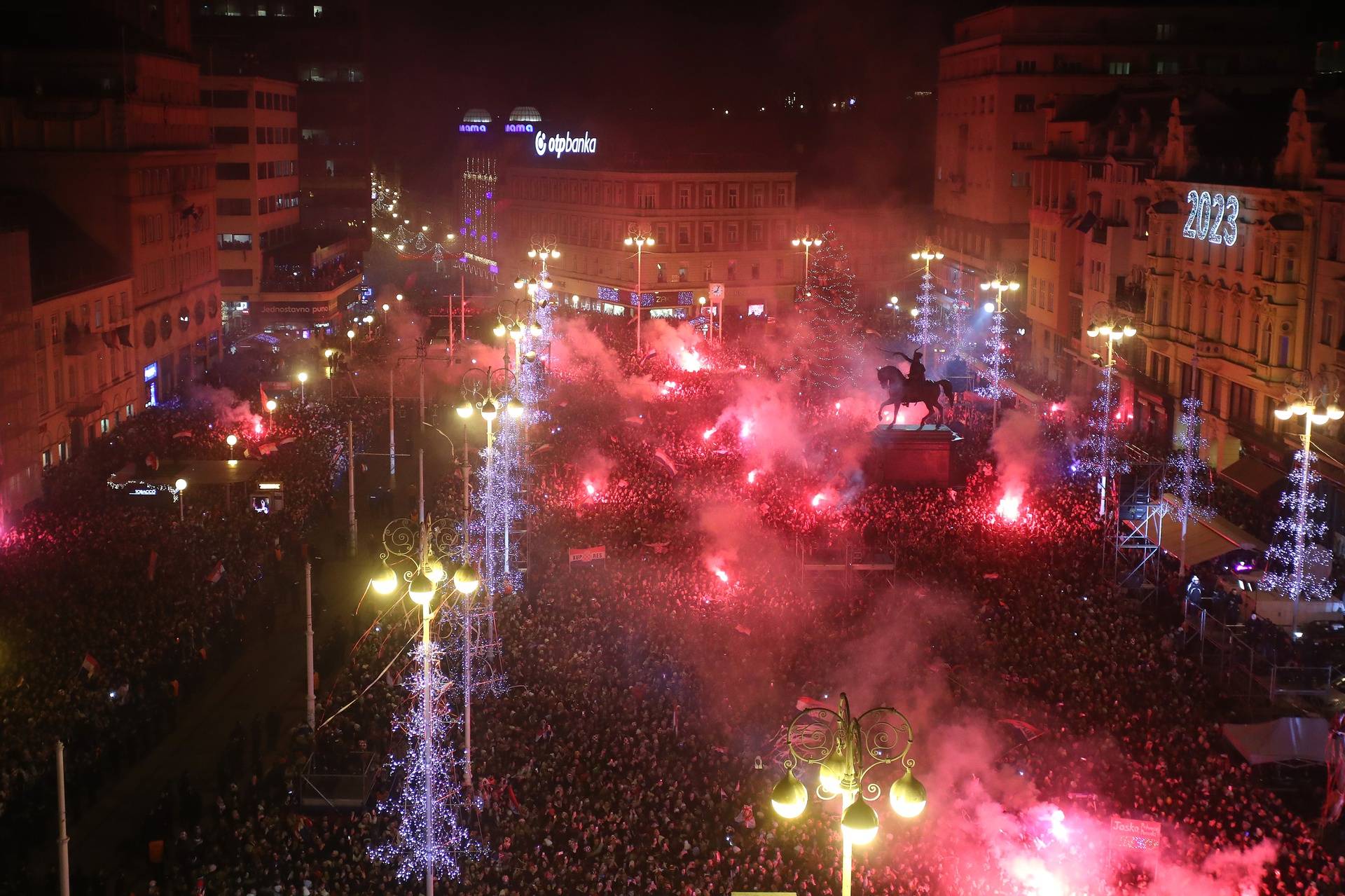 Zagreb: Pogled na atmosferu na dočeku Vatrenih na trgu