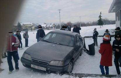 Parkirao i uletio u dvorište osnovne škole puno djece