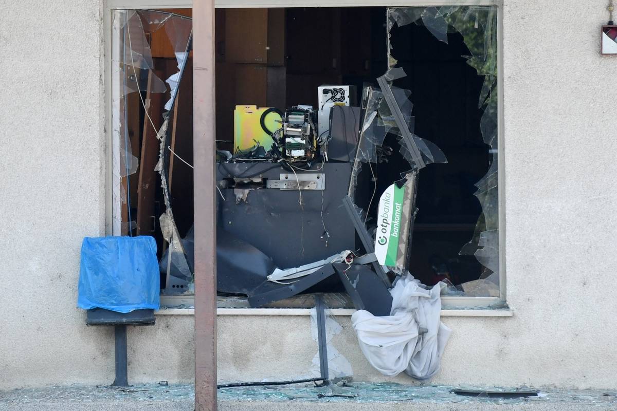 Raznijeli bankomat usred noći