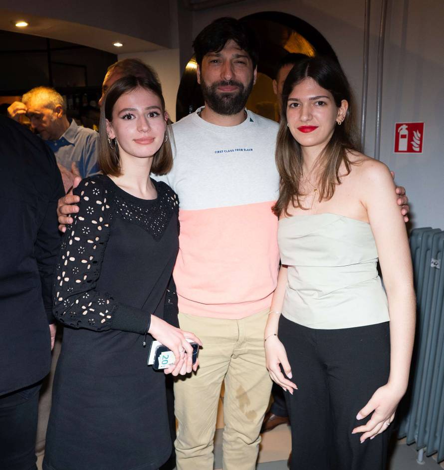 Glumac Hrvoje Kečkeš proslavio rođendan na premijeri komedije 'Ožalošćena porodica'