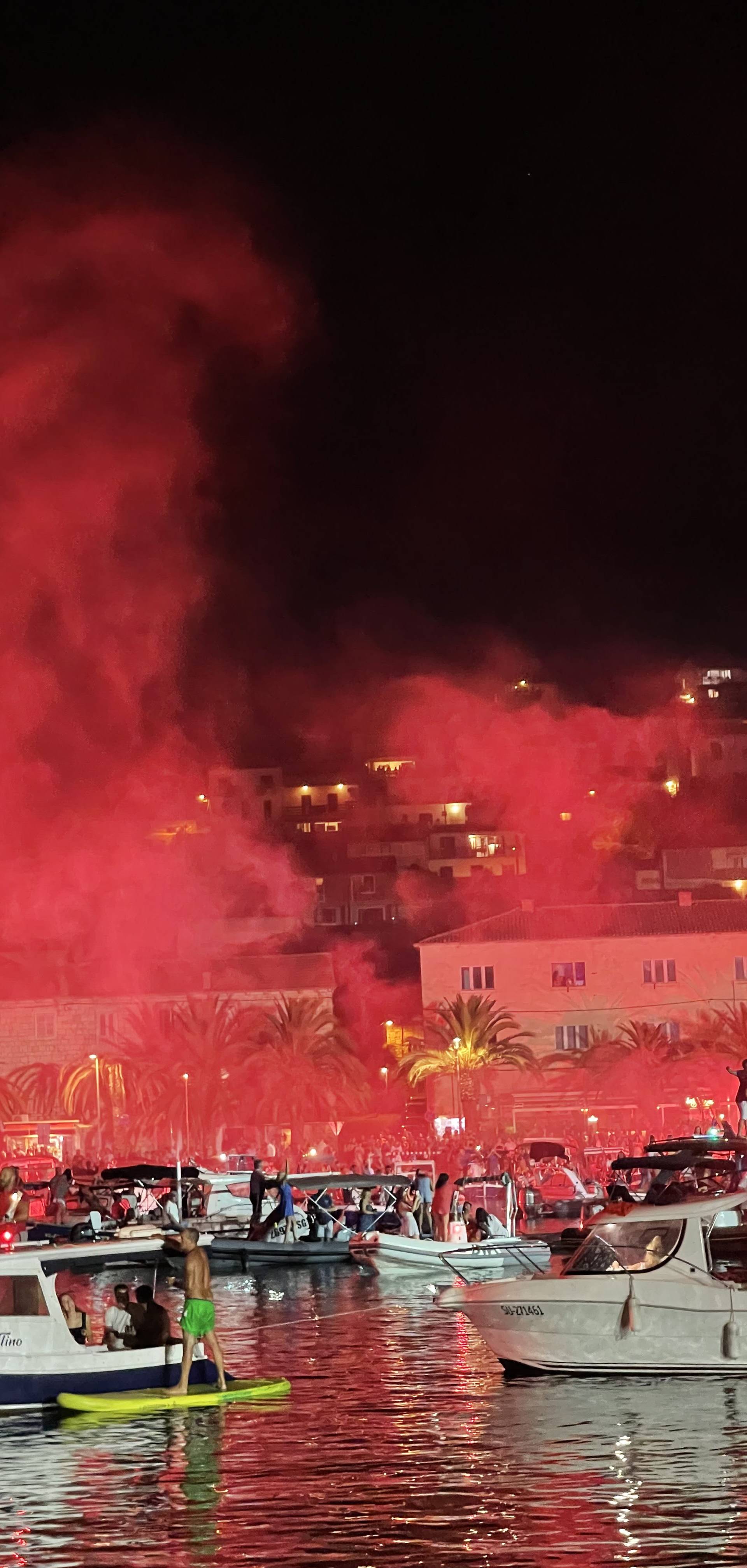 FOTO Pogledajte spektakl: Vela Luka u glas pjevala Oliverove hitove, baklje gorjele s brodica