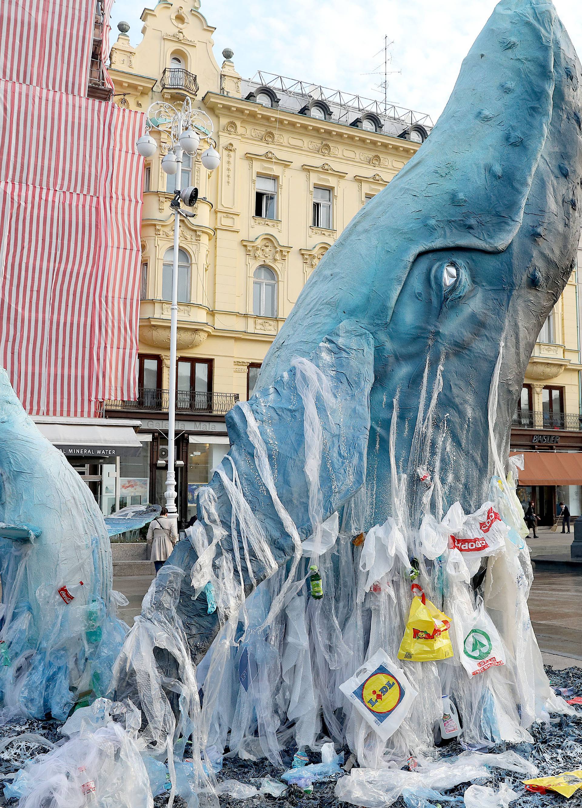 Zagreb: Greenpeace doveo kitove na JelaÄiÄev trg