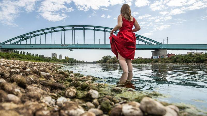 FOTO Sava gotovo presušila! Vodostaj je toliko nizak da ju možete 'prehodati'