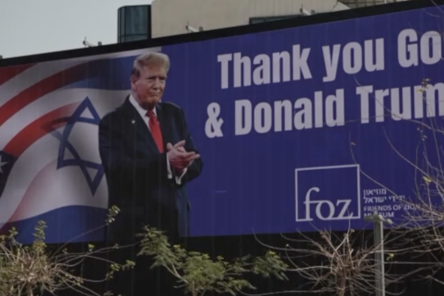 Stanovnici Tel Aviva sla&zcaron;u se da reklamni panoi zahvaljuju Bogu i Trumpu, a jedan ih naziva 'malo previ&scaron;e'