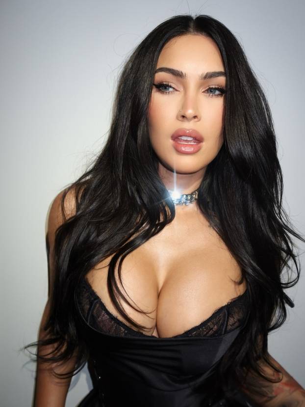 FOTO Megan Fox bez grudnjaka, u tangicama i halterima! Ovo su njezina najizazovnija izdanja