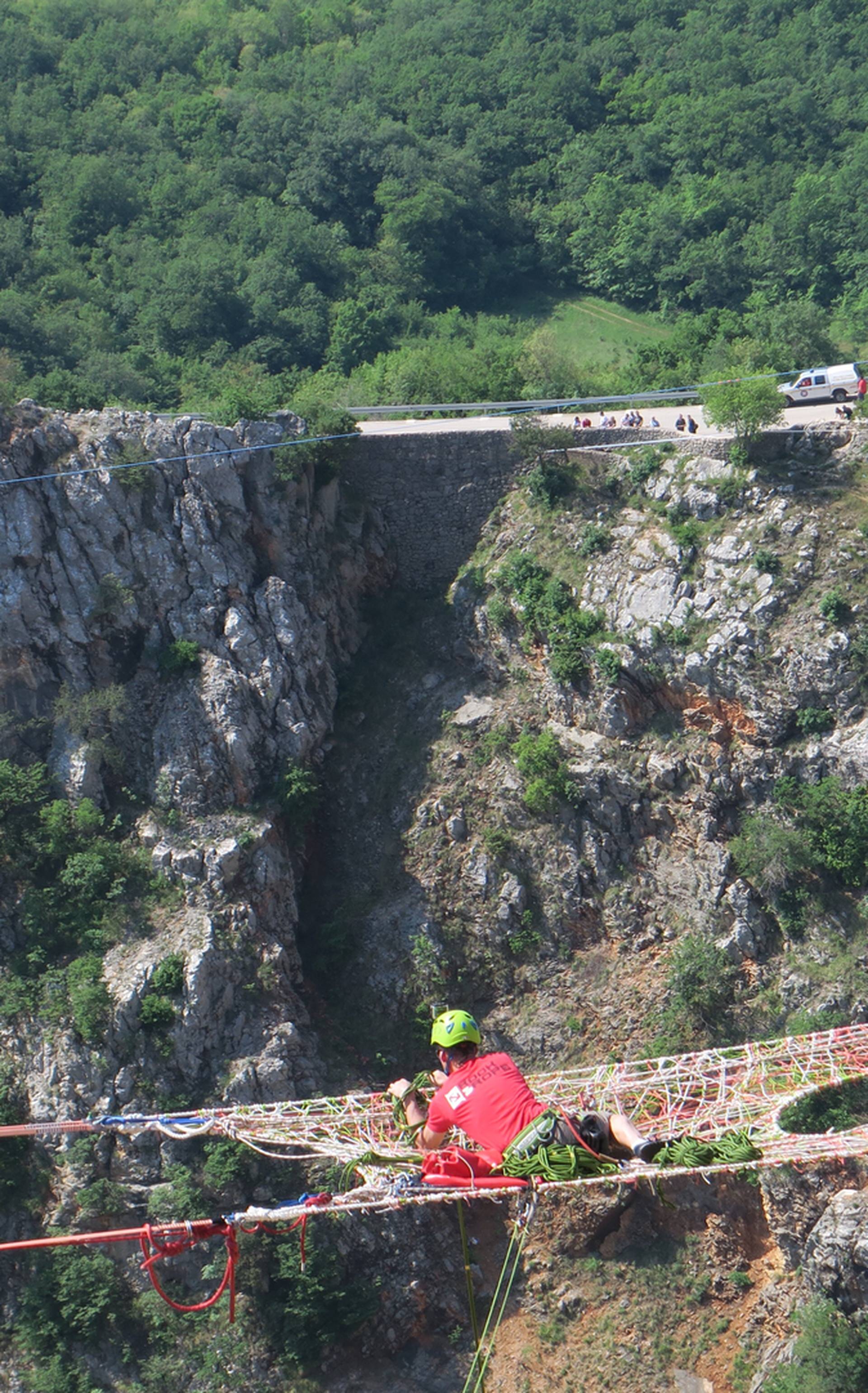 Sunovrat od 528 m: Skakali u Crveno jezero vezani užetom