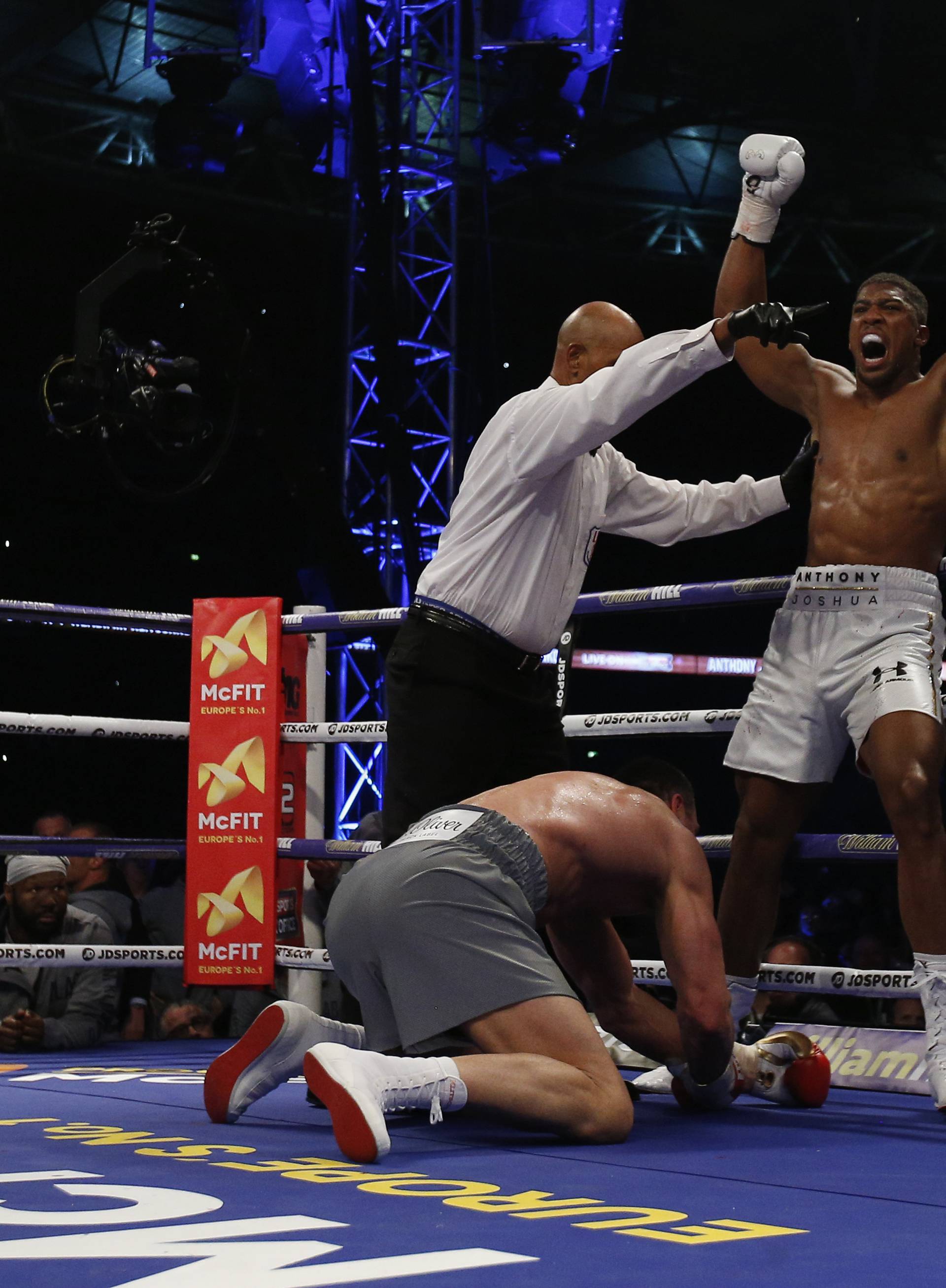 Anthony Joshua knocks down Wladimir Klitschko