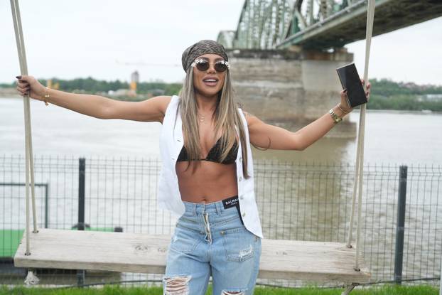 Beograd:  Druženje sa Sandrom Afrikom povodom promocije pjesme "Lumpe lumpe"