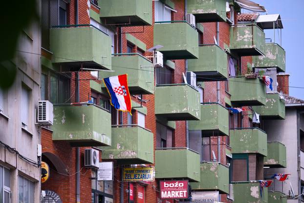 Knin: Hrvatske zastave vijore se gradom