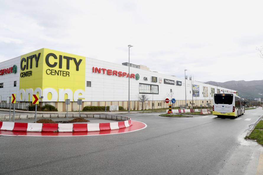 Split: Osjetno manji promet na prilazima trgovačkim centrima