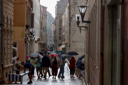 FOTO Kad Boris ugasi svjetlo:  Ovo je Zadar u podne. Čini se kao da je večer. Turisti u šoku