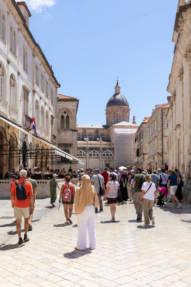 Sunčan dan na ulicama Dubrovnika