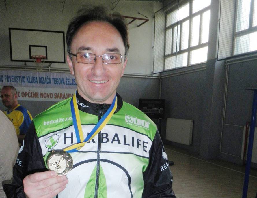 Don Anto diže utege i svoja odličja prodaje da spasi djecu