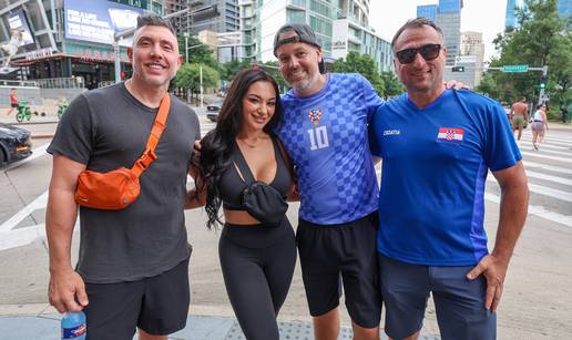 FOTO Vatrene navija&ccaron;ice pred hotelom Hrvatske u Dallasu!