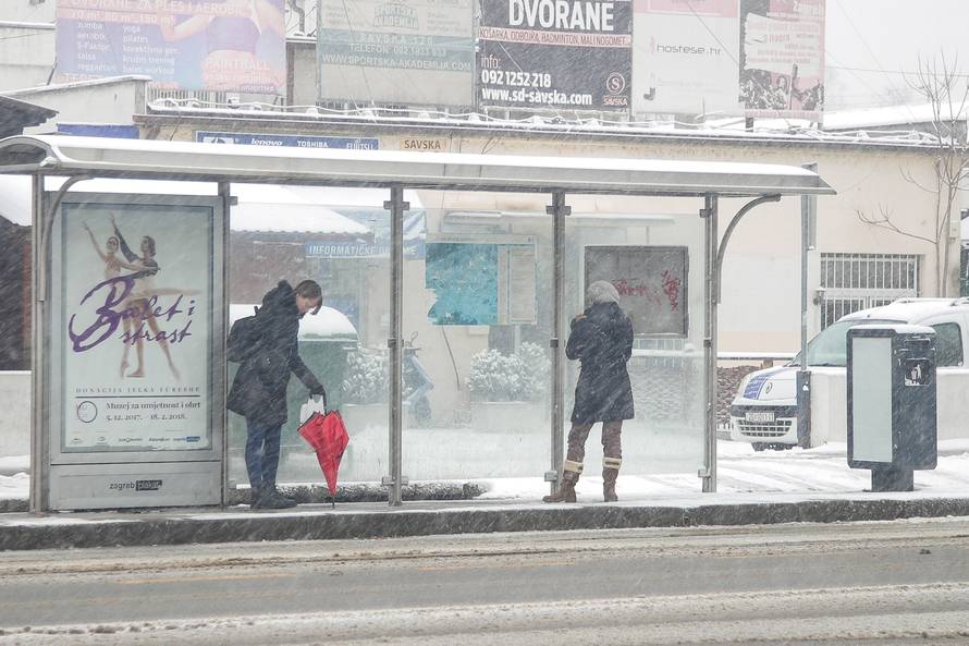 HGSS nepokretnom muškarcu kod Gračaca donio hranu i drva