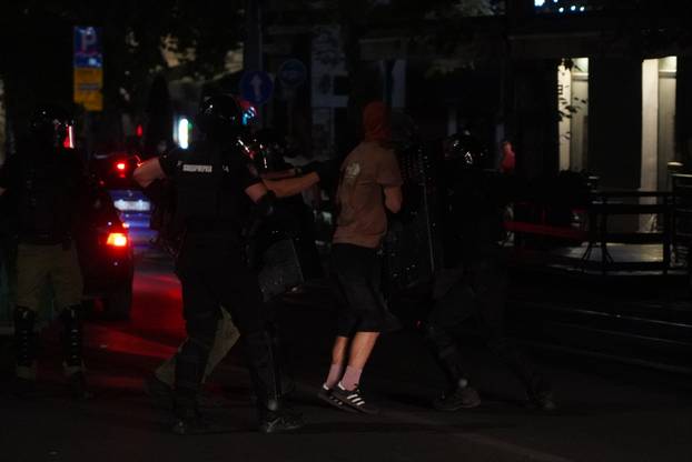 Beograd: Žandarmerija je uništila blokadu kod Strojarskog fakulteta i krenula prema Pravnom