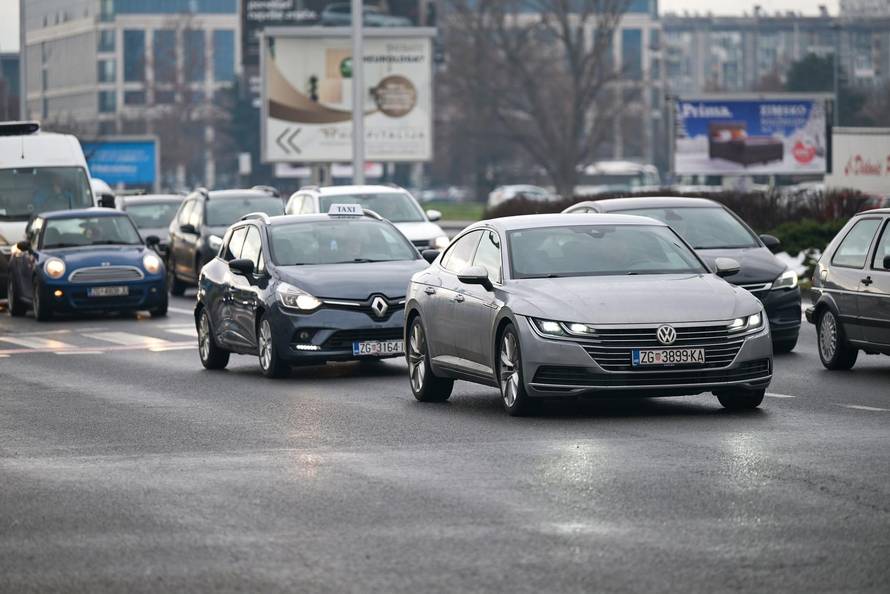 Zagreb: Započela hitna sanacija kolnika na Aveniji Većeslava Holjevca