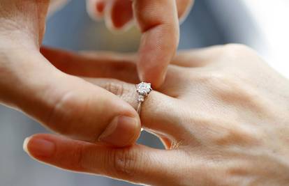 Vodič za njega: Kako odabrati idealni zaručnički prsten za nju
