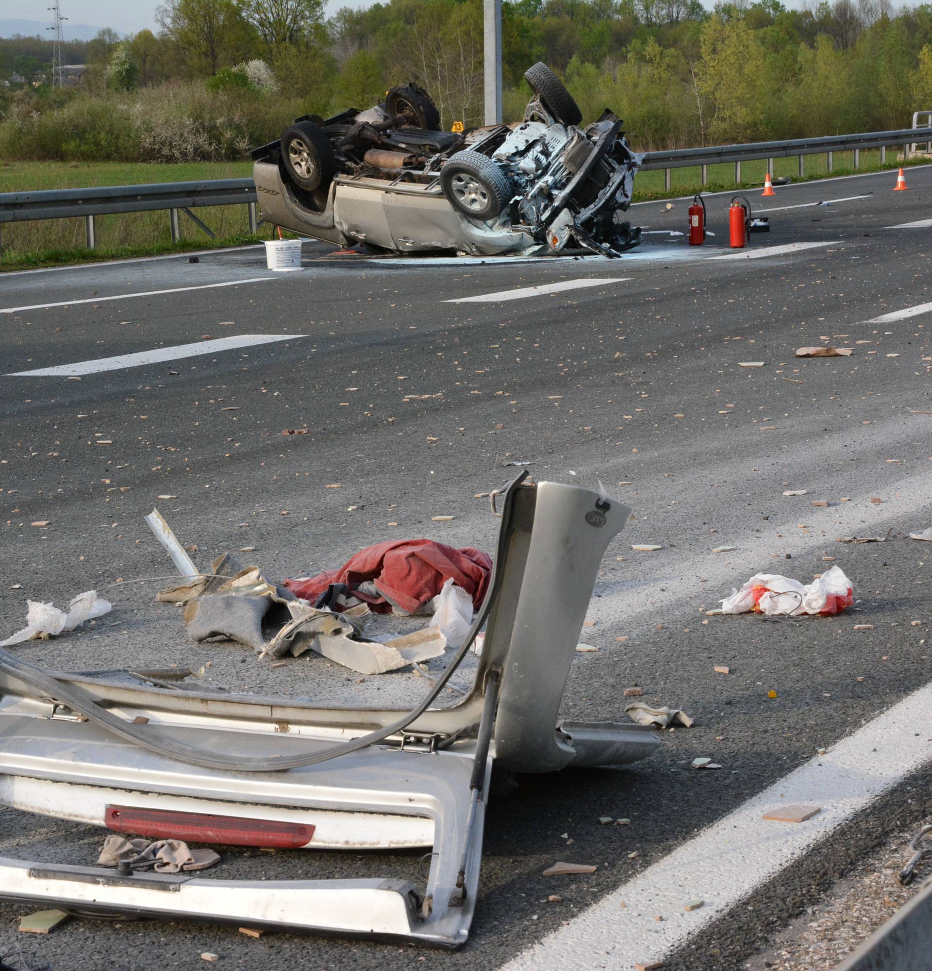 Teška nesreća: Mazda se zabila u stup pa više puta okrenula