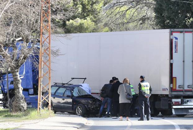 Jedna osoba poginula u sudaru kamiona i automobila na cesti kod Šestanovca