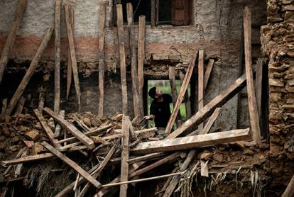 FOTO Katastrofa u Nepalu: Više od 200 mrtvih, poplave i bujice sve gore,  mnogi ostali zatrpani