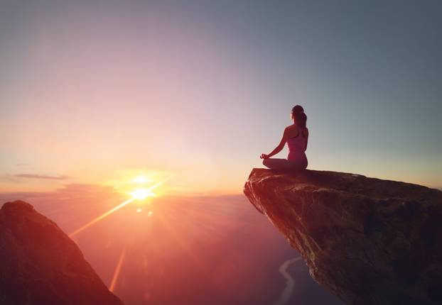 Woman,Practices,Yoga,And,Meditates,On,The,Mountain.